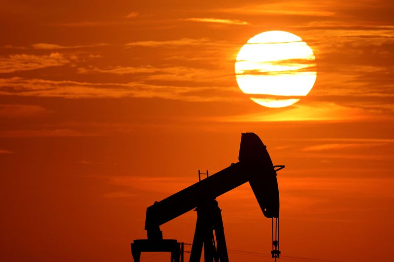 &copy; Reuters. FILE PHOTO: An oil pump of IPC Petroleum France is seen at sunset outside Soudron, near Reims, France, August 24, 2022. REUTERS/Pascal Rossignol/File Photo