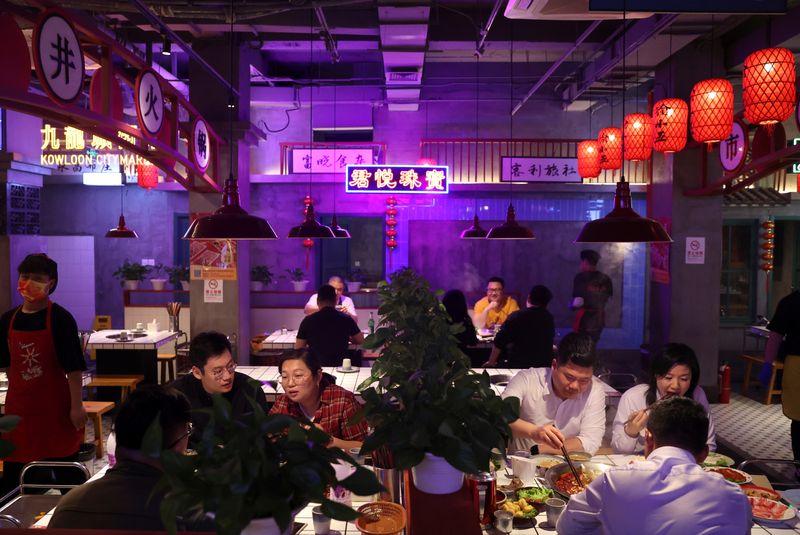 &copy; Reuters. People dine at a hotpot restaurant in Beijing, China April 8, 2022.  REUTERS/Tingshu Wang