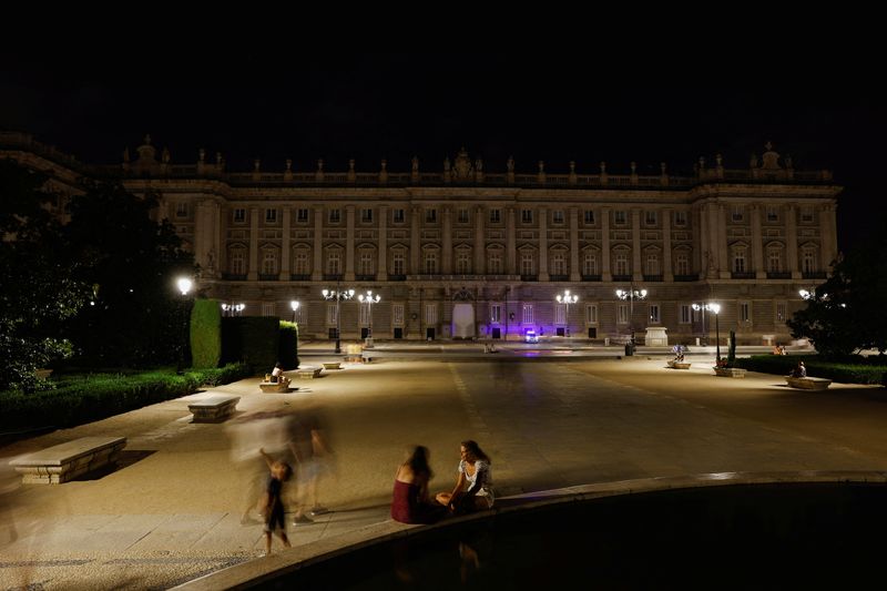 &copy; Reuters. FILE PHOTO: The illumination on the Royal Palace is off to comply with the Spanish government’s measures to save energy, amid Russia's attack on Ukraine continues, in Madrid, Spain, August 10, 2022. REUTERS/Susana Vera/File Photo