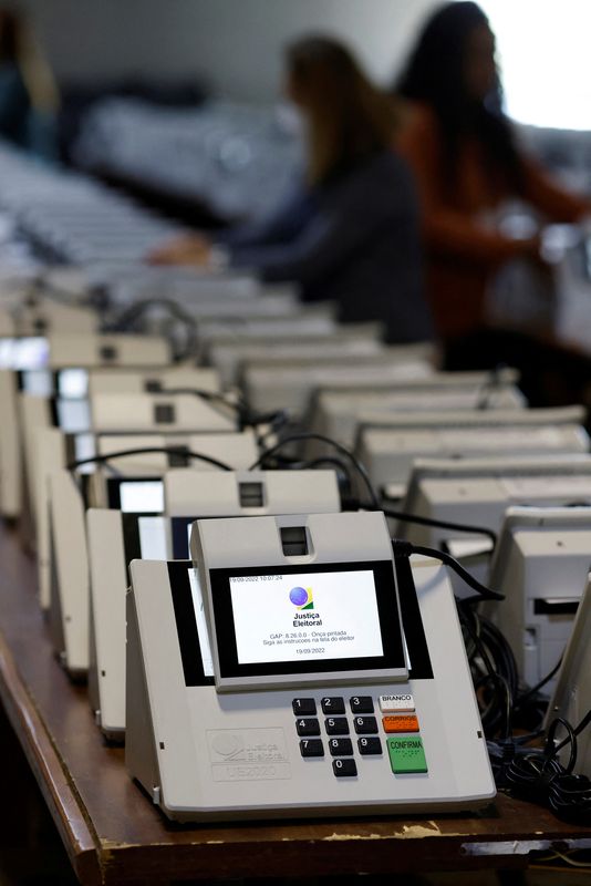 &copy; Reuters. Urnas eletrônicas na sede do Tribunal Regional Eleitoral (TRE) do Paraná, em Curitiba
19/09/2022 REUTERS/Rodolfo Buhrer