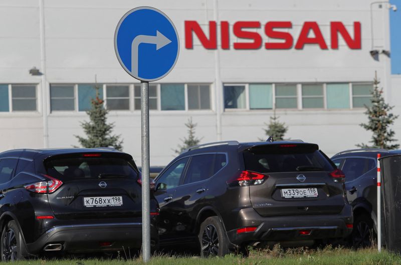 © Reuters. Cars are parked near an automobile assembly plant of the Japanese carmaker Nissan in Saint Petersburg, Russia, October 11, 2022. REUTERS/Igor Russak