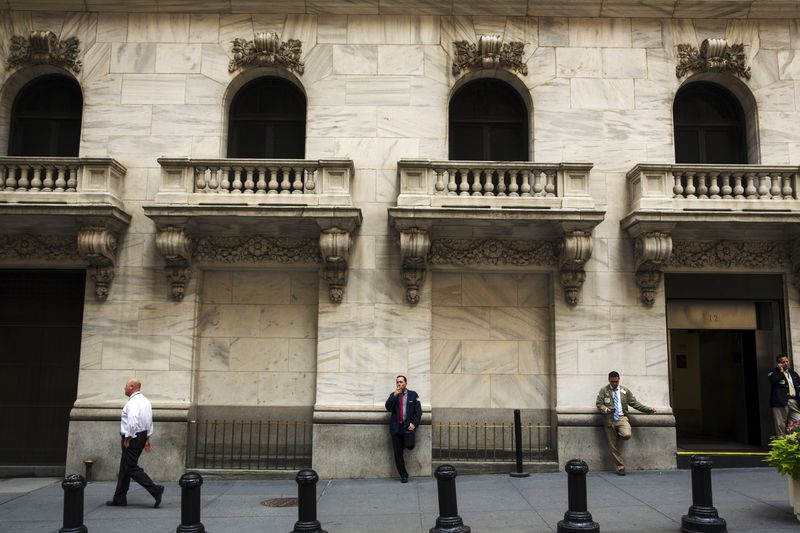 &copy; Reuters. Des traders devant la Bourse de New York. /Photo d'archives/REUTERS/Lucas Jackson