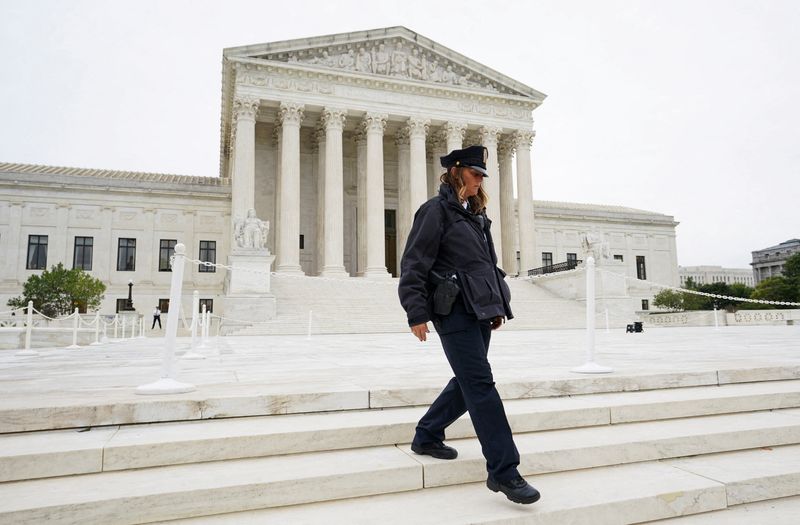 U.S. Supreme Court rebuffs challenge to police qualified immunity defense