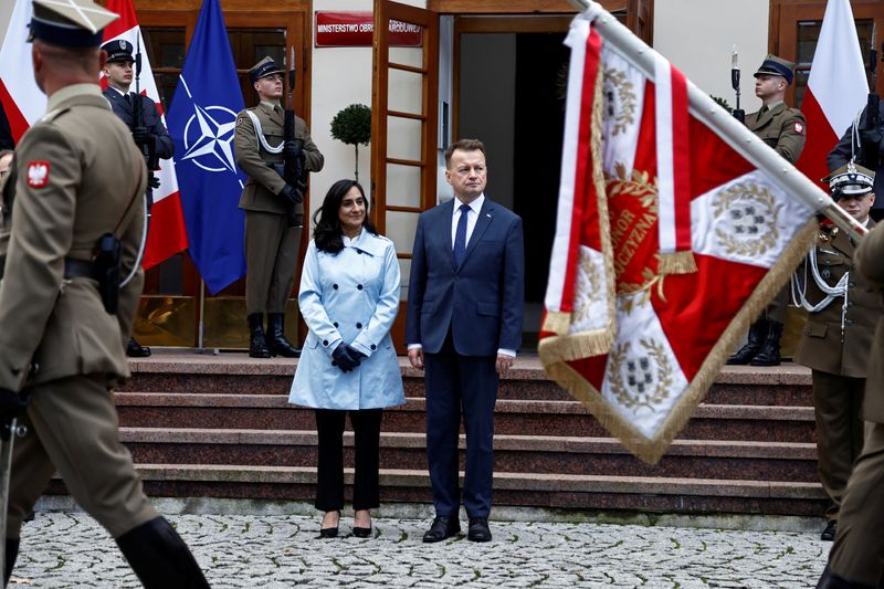 &copy; Reuters. La ministre canadienne de la Défense, Anita Anand, et son homologue polonais, Mariusz Blaszczak, passent en revue la garde d'honneur lors d'une cérémonie à Varsovie. /Photo prise le 11 octobre 2022/REUTERS/Kuba Stezycki