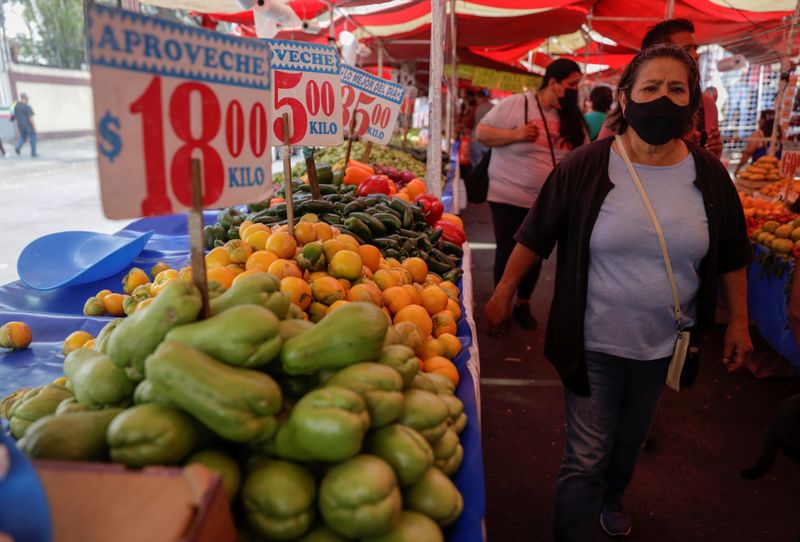 &copy; Reuters. Customers walk past vegetables on a makeshift stall in a market in Mexico City, Mexico April 8, 2022. REUTERS/Luis Cortes