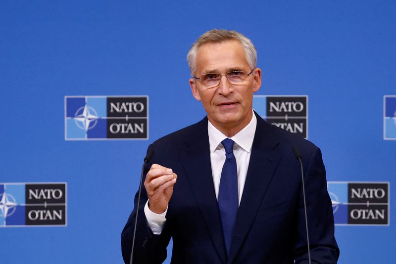 &copy; Reuters. 北大西洋条約機構（ＮＡＴＯ）のストルテンベルグ事務総長は、近く核抑止に関する軍事演習を実施すると発表した。１１日、ブリュッセルで撮影（２０２２年　ロイター/Yves Herman）