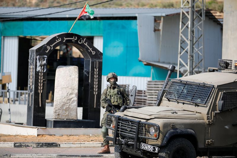© Reuters. جندي إسرائيلي بالقرب من موقع الهجوم في نابلس بالضفة الغربية المحتلة يوم الثلاثاء. تصوير: رنين صوافطة - رويترز.
