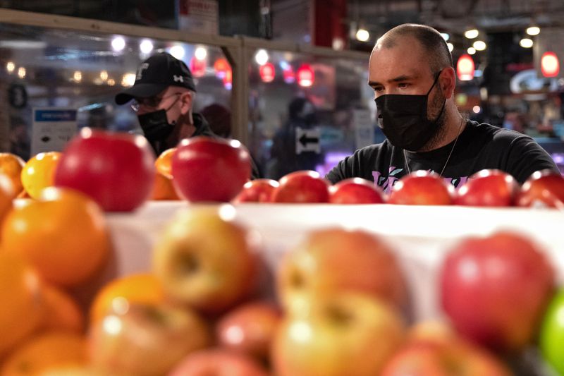 &copy; Reuters. Customers shop for fruits at Reading Terminal Market amid the coronavirus disease (COVID-19) pandemic in Philadelphia, Pennsylvania, U.S., February 6, 2021. REUTERS/Hannah Beier