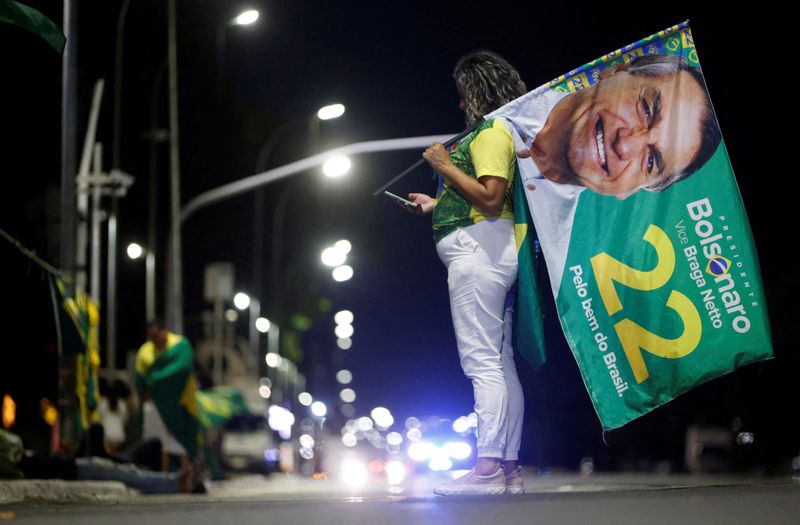 &copy; Reuters. FOTO DE ARCHIVO: Seguidora de Jair Bolsonaro mira su celular tras elecciones en Brasilia, Brasil, 2 de octubre del  2022. REUTERS/Adriano Machado/Foto de Archivo