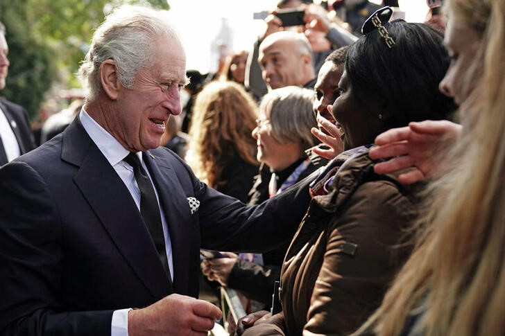 &copy; Reuters. FOTO DE ARCHIVO. El Rey Carlos III de Inglaterra saluda a personas en una fila en  South Bank, cerca de Lambeth Bridge, en Londres, durante el funeral de Estado de su madre, la reina Isabel II.  Septiembre 17, 2022. Aaron Chown/Pool via REUTERS