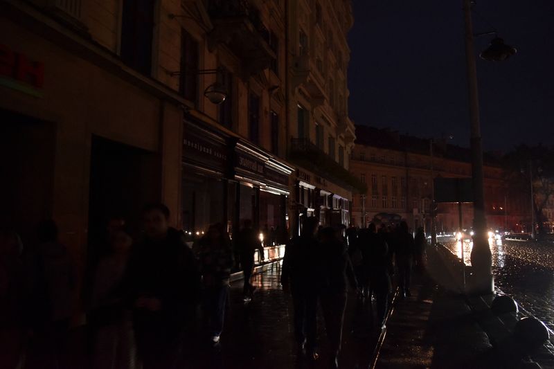 &copy; Reuters. People walk in the city centre without electricity after critical civil infrastructure was hit by a Russian missile attacks in Lviv, Ukraine October 11, 2022.  REUTERS/Pavlo Palamarchuk
