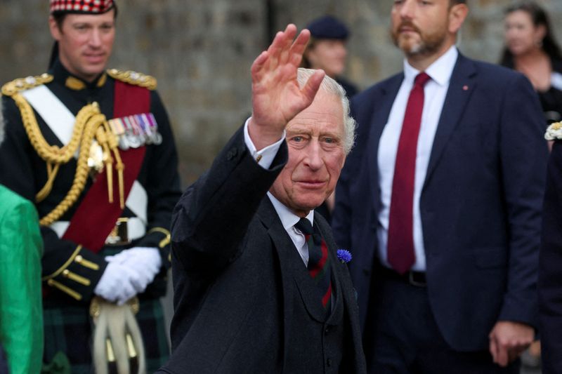 © Reuters. FILE PHOTO: Britain's King Charles waves at an official ceremony to mark Dunfermline as a city, in Dunfermline, Scotland, Britain, October 3, 2022. REUTERS/Russell Cheyne/File Photo