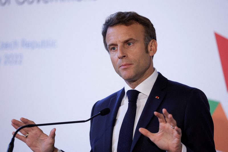 © Reuters. FILE PHOTO: French President Emmanuel Macron attends a news conference, during the Informal summit of the European Political Community at Prague Castle, in Prague, Czech Republic, October 7, 2022. REUTERS/Leonhard Foeger