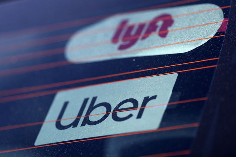 © Reuters. Logotipos da Lyft e Uber em carro na Califórnia
25/03/2019
REUTERS/Lucy Nicholson