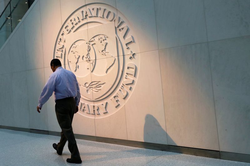 © Reuters. A man walks past the International Monetary Fund (IMF) logo at its headquarters in Washington, U.S., May 10, 2018. REUTERS/Yuri Gripas