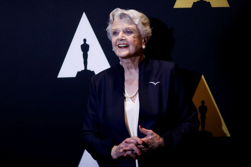 © Reuters. FILE PHOTO: Actress Angela Lansbury, who voiced the character of Mrs. Potts, poses as she arrives for the 25th anniversary celebration of 