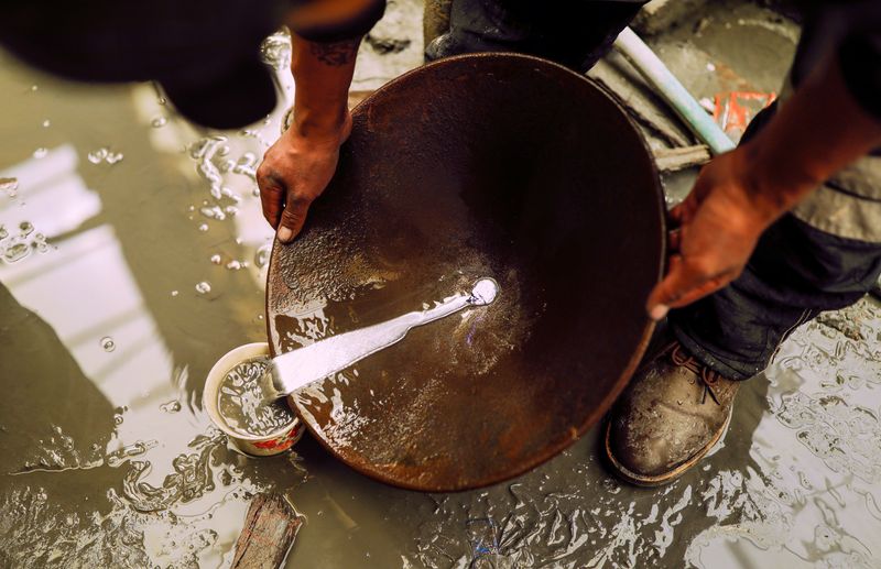 &copy; Reuters. FOTO DE ARCHVO. Un trabajador informal usa un cuenco de metal y mercurio para extraer oro en Rinconada, en los Andes peruanos. Octubre, 2019. REUTERS/Nacho Doce