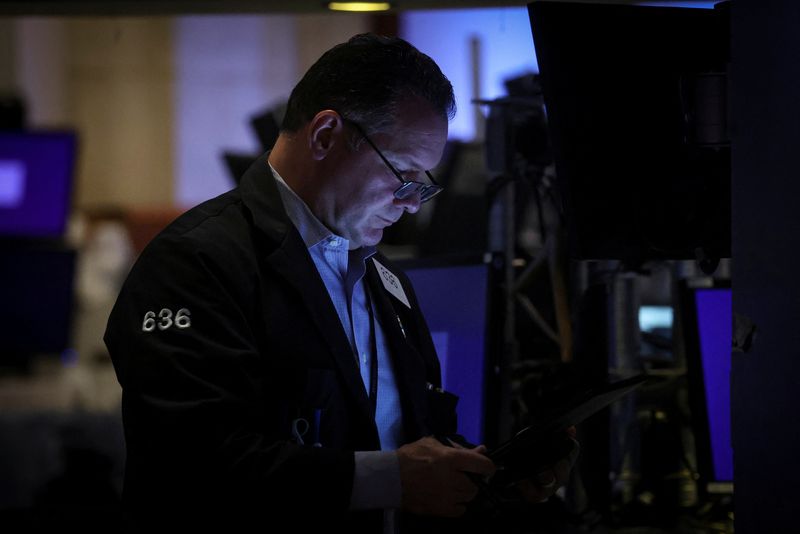 &copy; Reuters. Un trader travaille sur le parquet de la Bourse de New York. Photo prise le 11 octobre 2022/REUTERS/Brendan McDermid