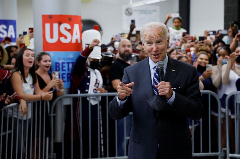 &copy; Reuters. FILE PHOTO: U.S. President Joe Biden talks to people as he participates in a Democratic National Committee rally at Richard Montgomery High School in Rockville, Maryland, U.S., August 25, 2022. REUTERS/Jonathan Ernst/File Photo