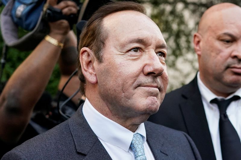 &copy; Reuters. FILE PHOTO: Actor Kevin Spacey walks outside the Manhattan Federal Court during his sex abuse trial in New York, U.S., October 6, 2022. REUTERS/Eduardo Munoz/File Photo