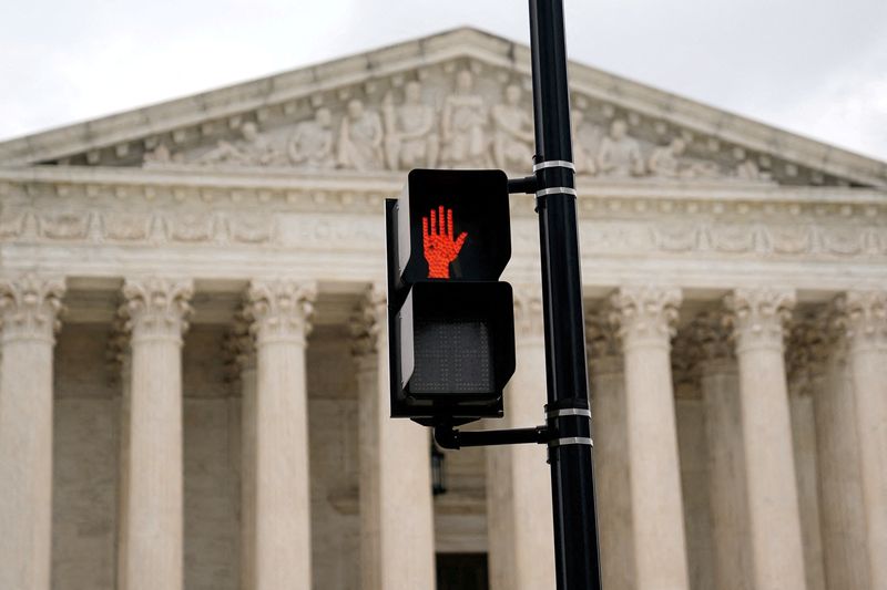 &copy; Reuters. FILE PHOTO: A crosswalk signal is seen outside the U.S. Supreme Court building in Washington, U.S., June 27, 2022. REUTERS/Elizabeth Frantz/File Photo