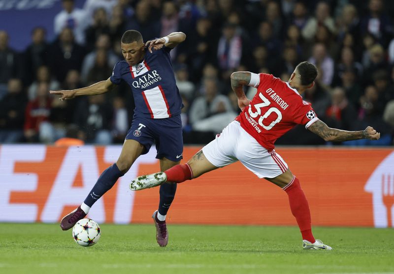 &copy; Reuters. O atacante Kylian Mbappé em ação contra Nicolas Otamendi em partida pela Liga dos Campeões.REUTERS/Gonzalo Fuentes