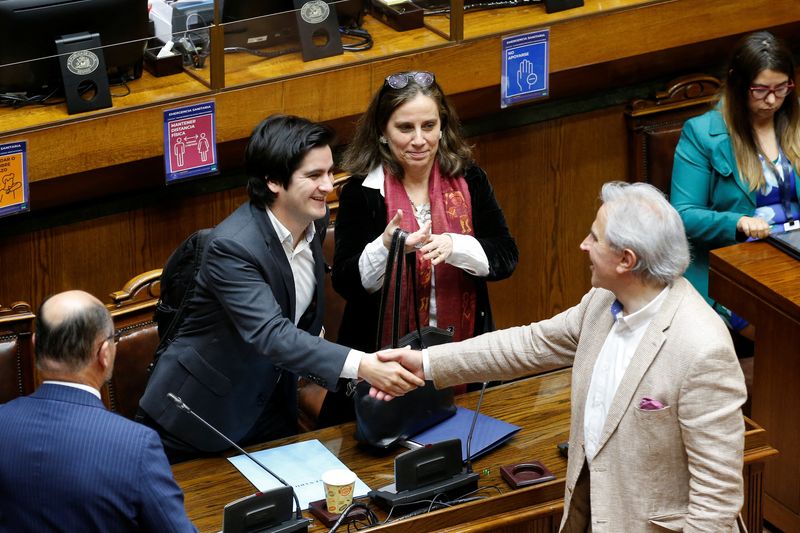 &copy; Reuters. Chile's Sub Secretary of International Economics Relations Jose Miguel Ahumada shakes hands with Senator Ivan Moreira after the final discussion to vote on the Trans-Pacific Partnership at the National Congress in Valparaiso, Chile October 11, 2022. REUTE
