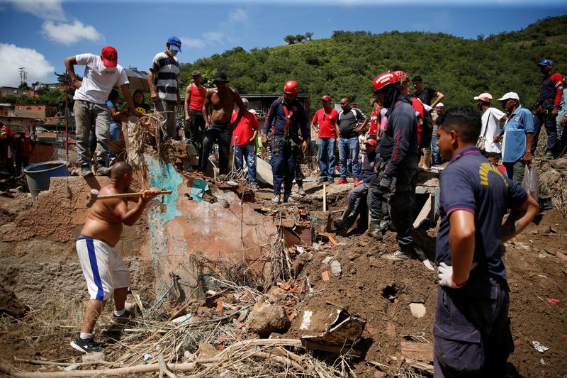 &copy; Reuters. Equipes de resgate e voluntários trabalham para encontrar desaparecidos após enchentes em Las Tejerias, na Venezuela. REUTERS/Leonardo Fernandez Viloria