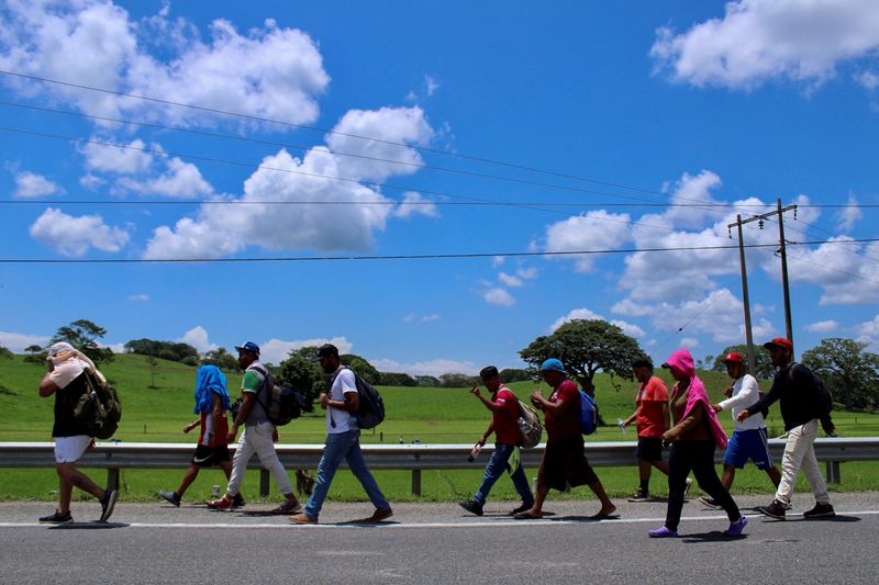 &copy; Reuters. FILE PHOTO: Venezuelans take part in a caravan after growing impatient of waiting for the humanitarian visa to cross the country to reach the United States, in Tapachula, in Chiapas state, Mexico June 24, 2022. REUTERS/Jose Torres