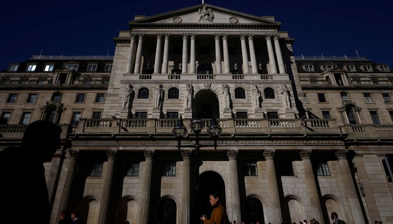 &copy; Reuters. FILE PHOTO: People stand outside of the Bank of England in London, Britain, October 10, 2022. REUTERS/Hannah McKay