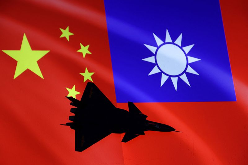 &copy; Reuters. FILE PHOTO: Airplane is seen in front of Chinese and Taiwanese flags in this illustration, August 6, 2022. REUTERS/Dado Ruvic/Illustration