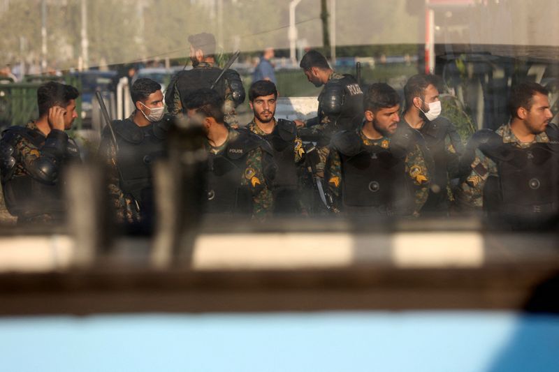 &copy; Reuters. Photo d'archives des forces de police anti-émeute iraniennes dans une rue de Téhéran, en Iran. /Photo prise le 3 octobre 2022/WANA (West Asia News Agency) via REUTERS