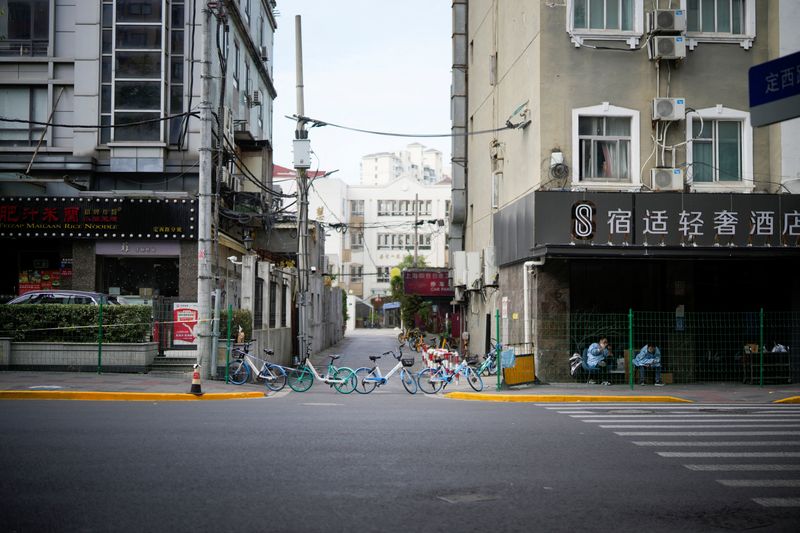 &copy; Reuters. FOTO DE ARCHIVO: Una entrada bloqueada por bicicletas de un servicio de bicicletas compartidas en una zona sellada tras el brote de la enfermedad del coronavirus (COVID-19), en Shanghái, China, el 11 de octubre de 2022. REUTERS/Aly Song