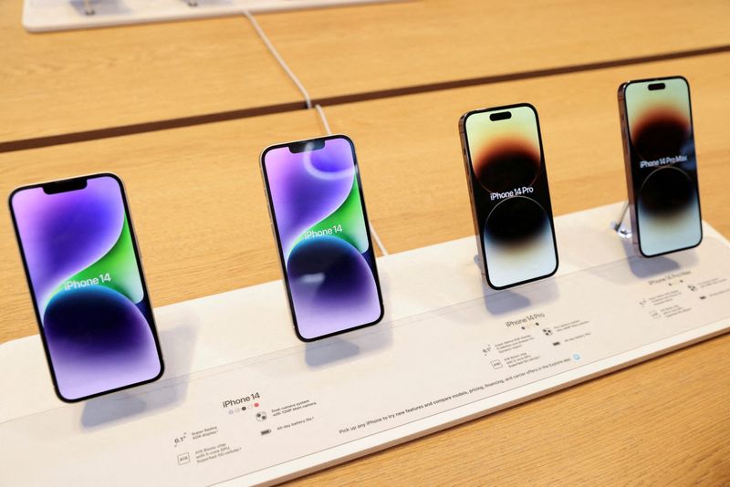 © Reuters. FILE PHOTO: The iPhone 14, iPhone 14 Pro and iPhone 14 Pro Max are displayed at the Apple Fifth Avenue store, in Manhattan, New York City U.S. September 16, 2022. REUTERS/Andrew Kelly