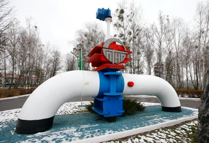 &copy; Reuters. Photo d'archives d'une maquette d'un oléoduc à l'entrée de la station de pompage de pétrole de Gomel Transneft, près de Mozyr, en Biélorussie. /Photo prise le 4 janvier 2020/REUTERS/Vasily Fedosenko