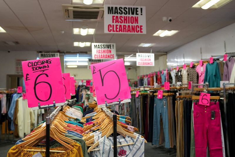 © Reuters. FILE PHOTO: A retail store with closing down sign is seen in London, Britain, September 30, 2022. REUTERS/Maja Smiejkowska/