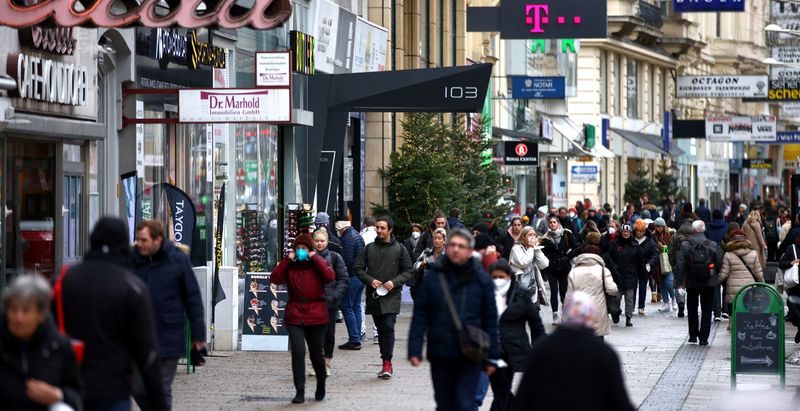 &copy; Reuters. FILE PHOTO: People walk along a shopping street after the fourth full national coronavirus disease (COVID-19) lockdown lifted, in Vienna, Austria, December 13, 2021. REUTERS/Lisi Niesner
