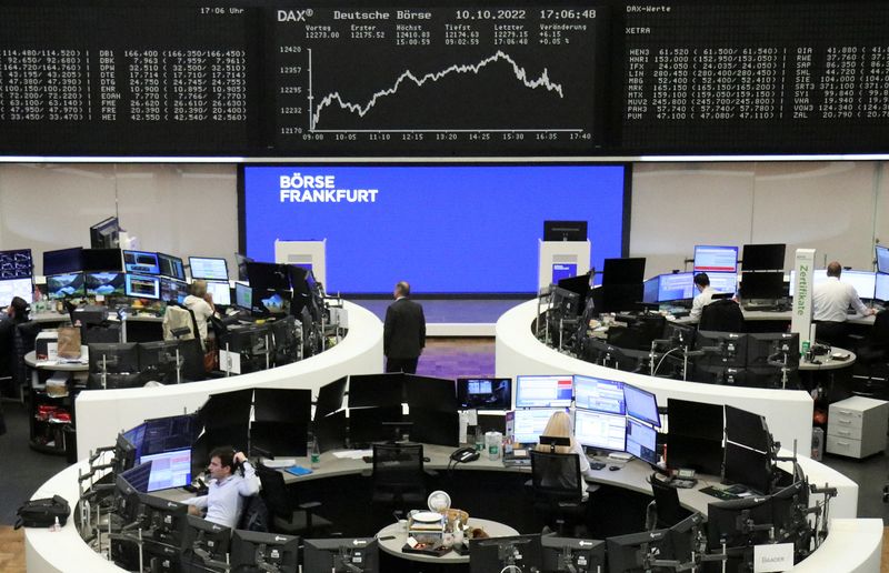 © Reuters. رسم توضيحي لأسعار الأسهم في بورصة فرانكورت في العاشر من أكتوبر تشرين الأول 2022 - رويترز.