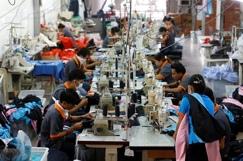 &copy; Reuters. FILE PHOTO: Labourers work at a garment factory in Bangkok, Thailand, May 30, 2016. Picture taken May 30, 2016. REUTERS/Athit Perawongmetha/File Photo