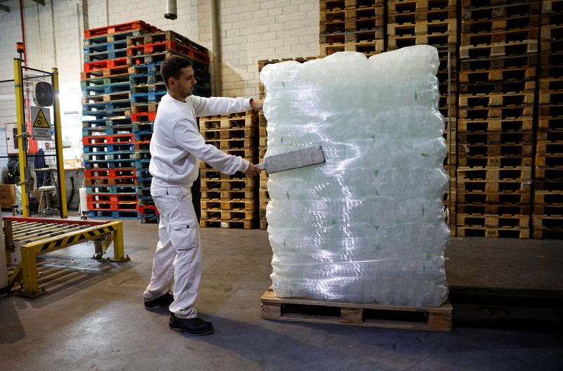 © Reuters. An ice factory worker arranges bags of ice for storage in San Fernando de Henares, Spain, August 4, 2022. REUTERS/Juan Medina