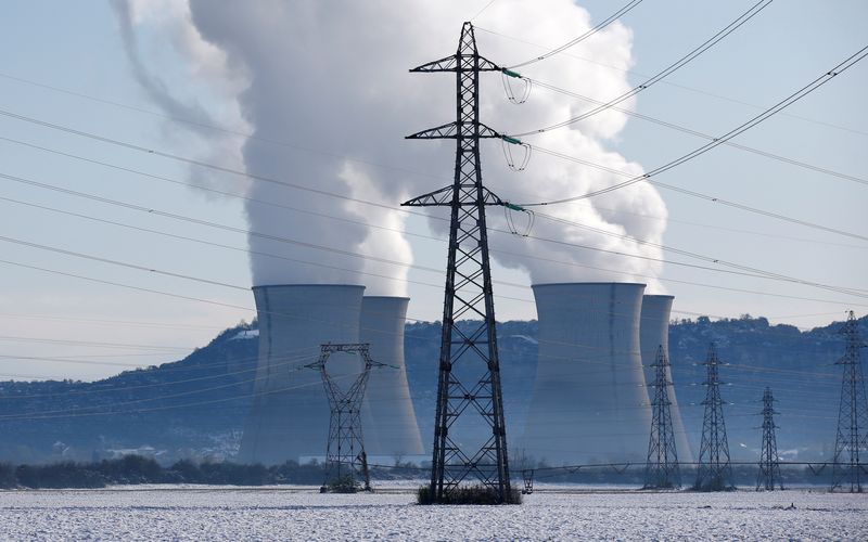 &copy; Reuters. Lignes électriques à haute tension près de la centrale nucléaire du Bugey, en France. Photo prise le 15 novembre 2019. REUTERS/Emmanuel Foudrot