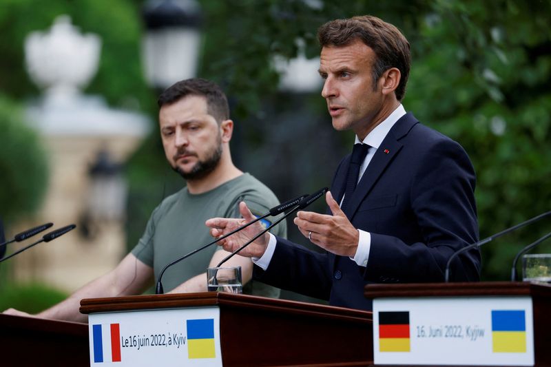 Ukraine asks France to prove its love with weapons