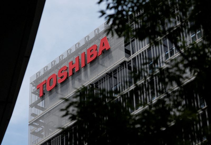 &copy; Reuters. FILE PHOTO: The logo of Toshiba Corp. is displayed atop of the company's facility building in Kawasaki, Japan June 24, 2022.  REUTERS/Issei Kato/File Photo