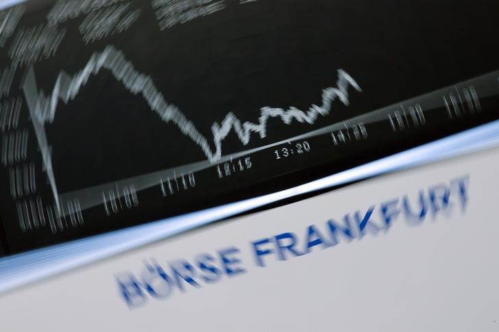 &copy; Reuters. Imagen de archivo de una pantalla con la cotización del índice alemán DAX en la Bolsa de Fráncfort, Alemania. 25 marzo 2020. REUTERS/Ralph Orlowski