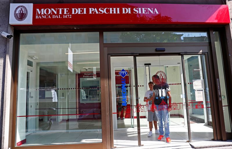 &copy; Reuters. People are seen inside a Monte dei Paschi di Siena bank in Rome, Italy August 16, 2018.  REUTERS/Max Rossi