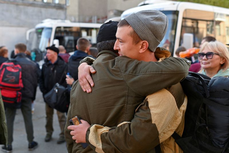 &copy; Reuters. FOTO DE ARCHIVO. Reservistas rusos se despiden de familiares y conocidos antes de su partida hacia una base en el curso de la movilización parcial de tropas, destinada a apoyar la campaña militar del país en Ucrania, en Omsk, Rusia. 7 de octubre de 202