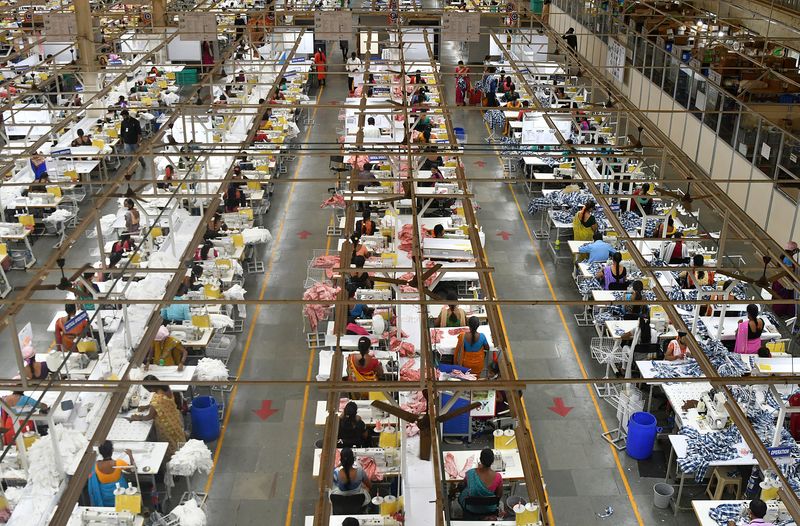 &copy; Reuters. FILE PHOTO: Garment workers stitch shirts at a textile factory of Texport Industries in Hindupur town in the southern state of Andhra Pradesh, India, February 9, 2022. Picture taken February 9, 2022. REUTERS/Samuel Rajkumar/File Photo