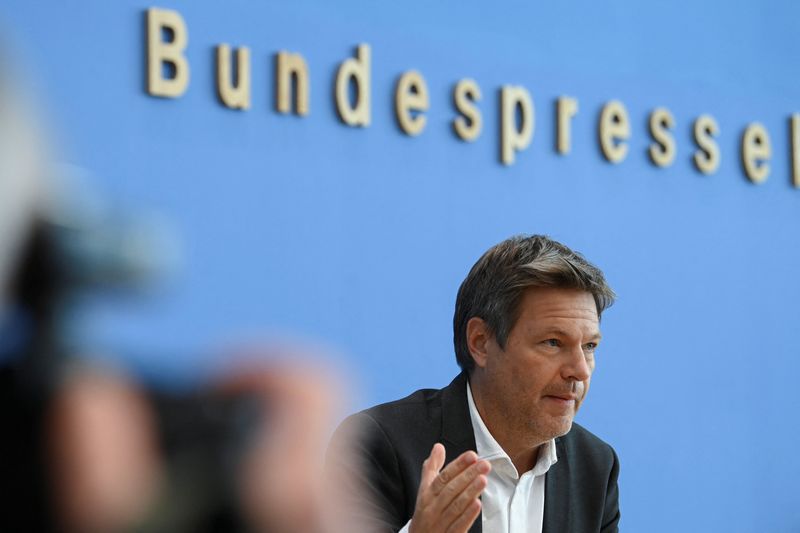 © Reuters. German Economy and Climate Minister Robert Habeck speaks at a news conference about the autumn economic outlook in Berlin, Germany October 12, 2022. REUTERS/Annegret Hilse