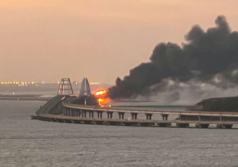 &copy; Reuters. FOTO DE ARCHIVO. Un incendio en el puente de Kerch al amanecer, en el estrecho de Kerch, Crimea. 8 de octubre de 2022. REUTERS/Stringer     