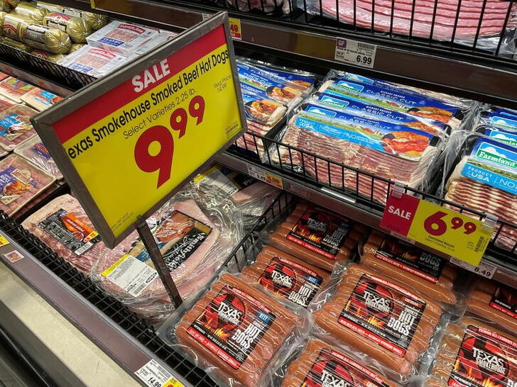 © Reuters. Imagen de archivo de un cartel con el precio de unas salchichas en un supermercado de Los Ángeles, California, EEUU. 27 mayo 2022. REUTERS/Lucy Nicholson